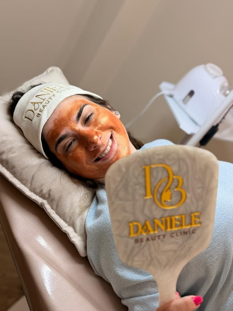 Cliente sorrindo durante protocolo facial na Daniele Beauty Clinic