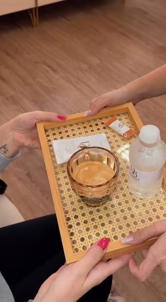 Bandeja de boas-vindas com café e água personalizados da Daniele Beauty Clinic