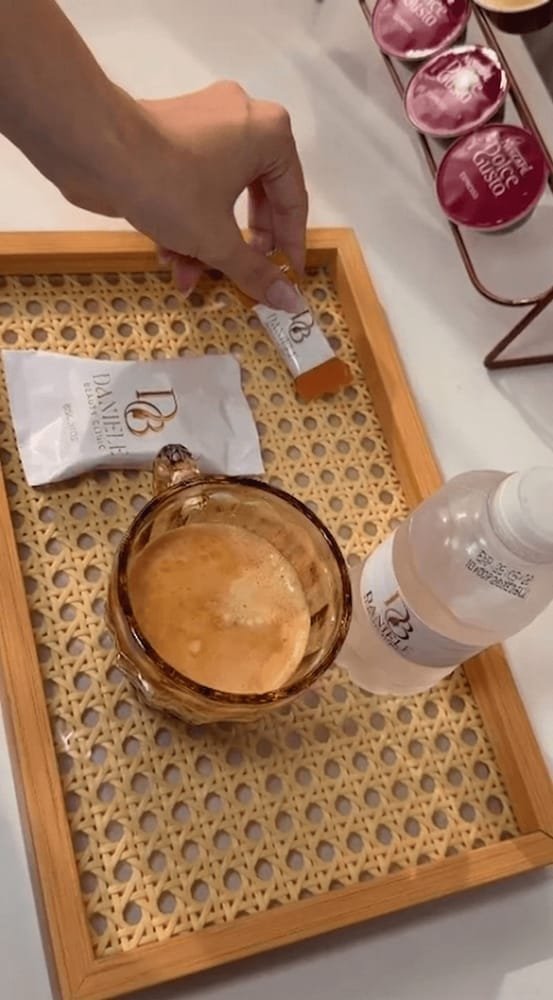 Café e amenidades personalizadas servidas às clientes